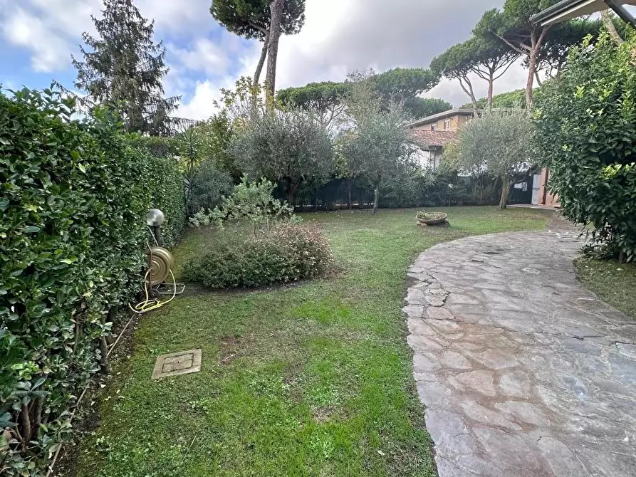 Immagine 12 di Villa in vendita  a Montignoso