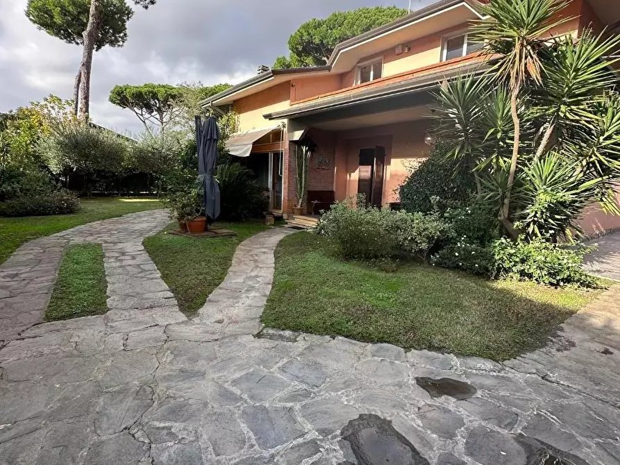 Immagine 6 di Villa in vendita  a Montignoso