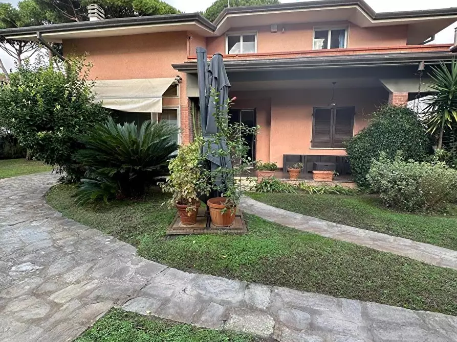 Immagine 10 di Villa in vendita  a Montignoso