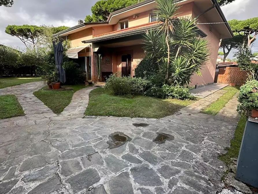 Immagine 4 di Villa in vendita  a Montignoso