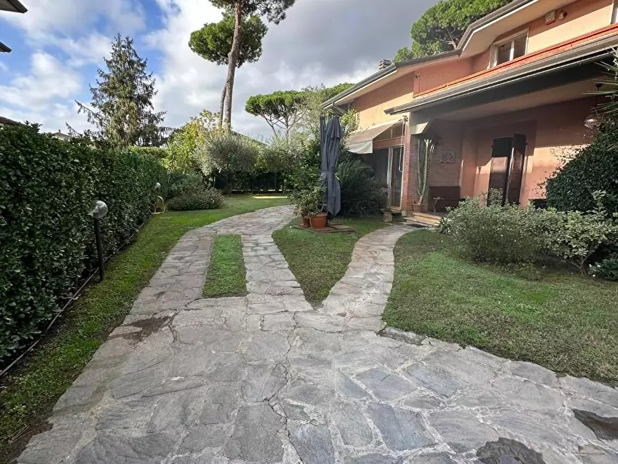 Immagine 7 di Villa in vendita  a Montignoso