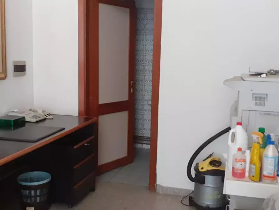 Immagine 3 di Locale commerciale in vendita  a Massa