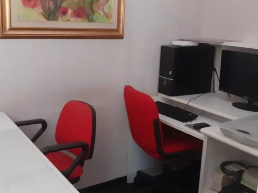 Immagine 4 di Locale commerciale in vendita  a Massa