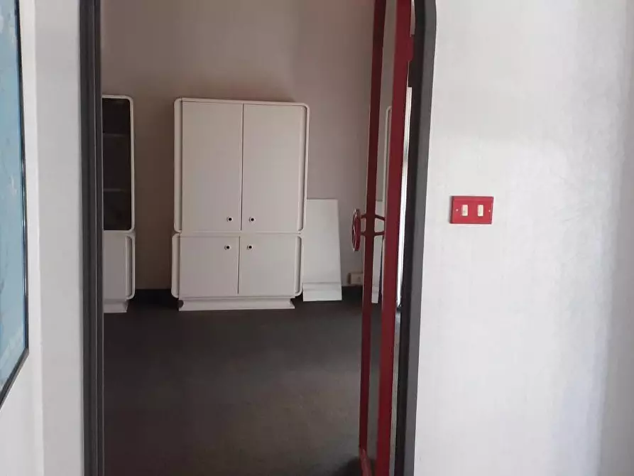 Immagine 7 di Locale commerciale in vendita  a Massa