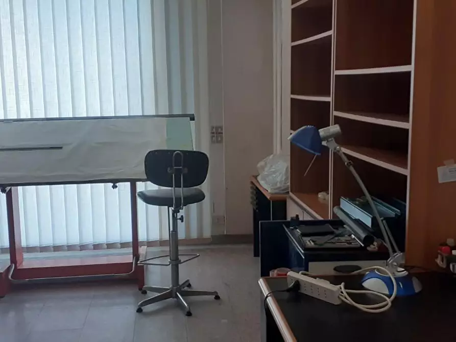 Immagine 5 di Locale commerciale in vendita  a Massa