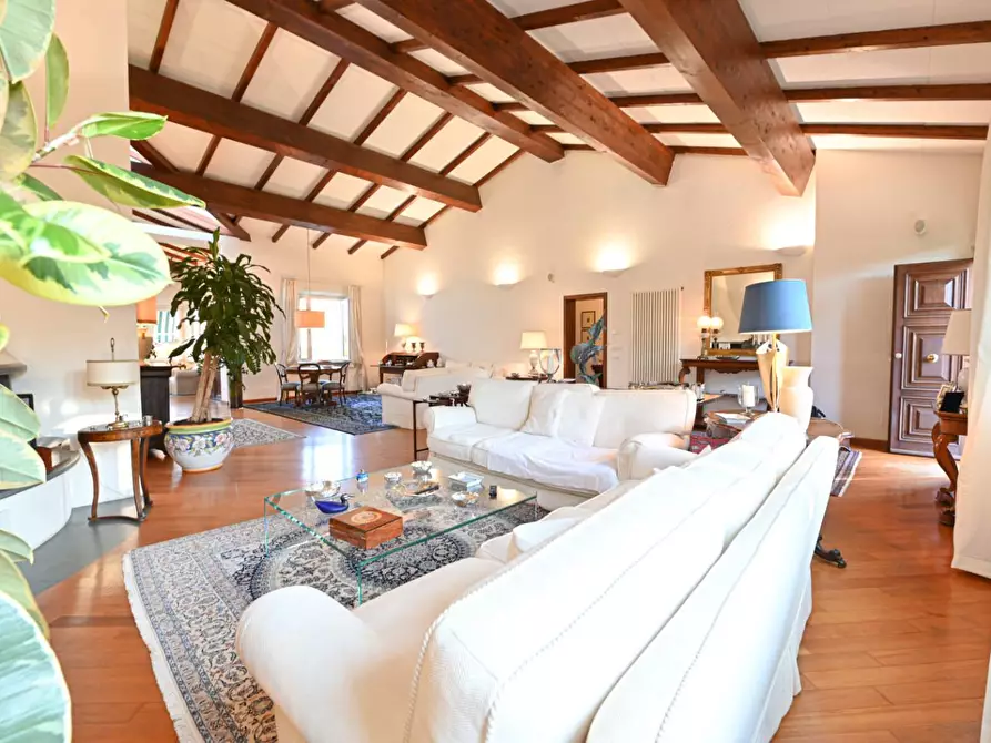 Immagine 12 di Villa in vendita  a Pisa