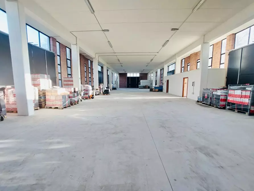 Immagine 20 di Capannone industriale in vendita  a Camaiore
