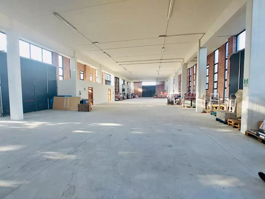 Immagine 21 di Capannone industriale in vendita  a Camaiore