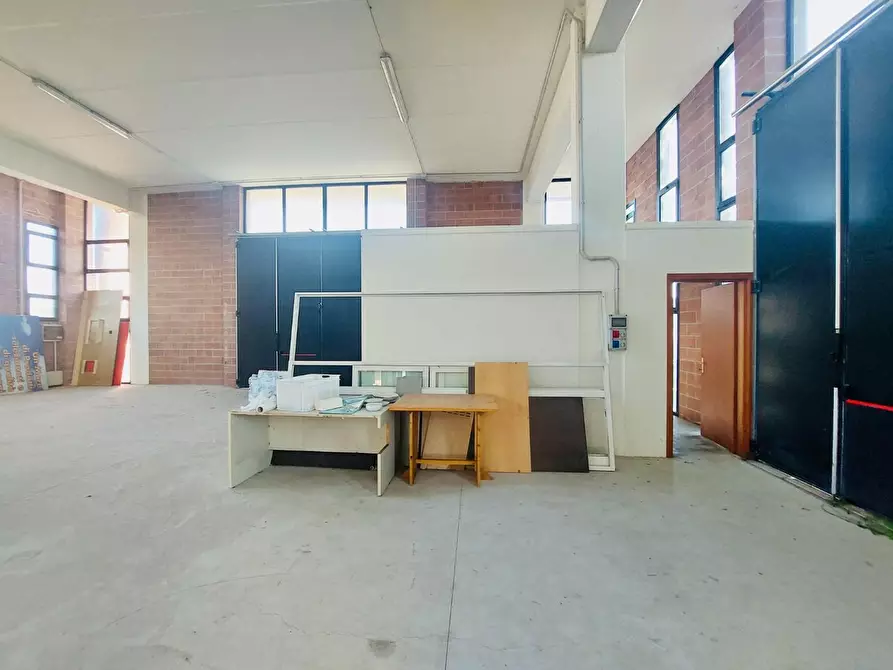 Immagine 22 di Capannone industriale in vendita  a Camaiore