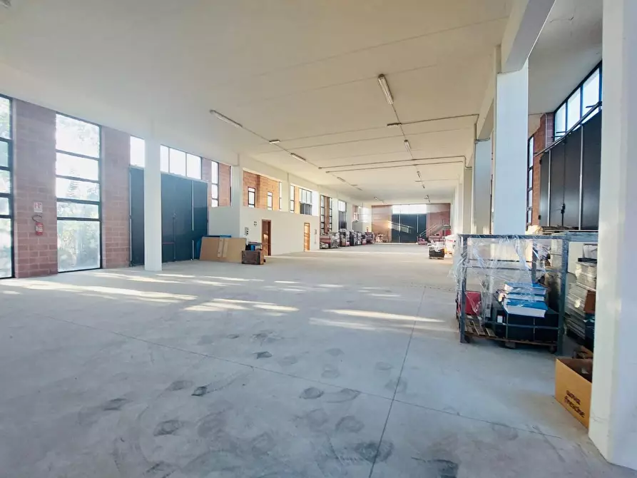 Immagine 38 di Capannone industriale in vendita  a Camaiore