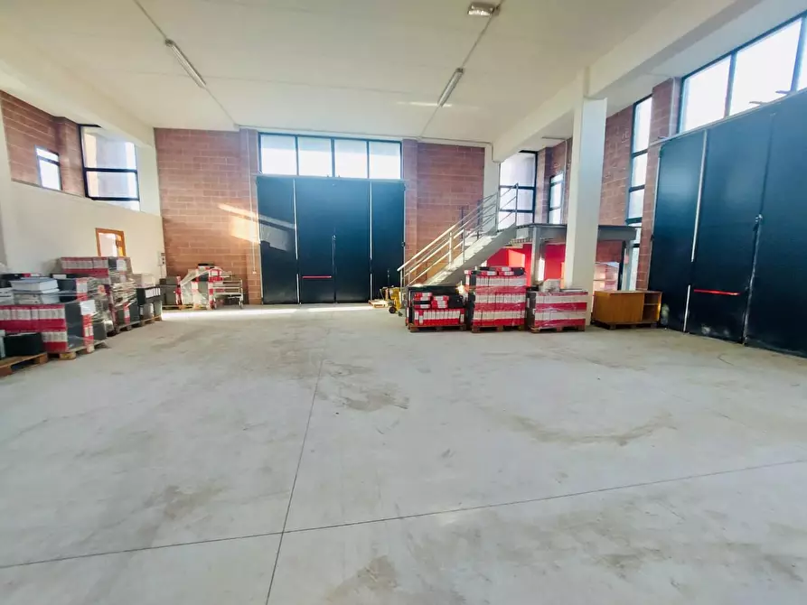 Immagine 31 di Capannone industriale in vendita  a Camaiore