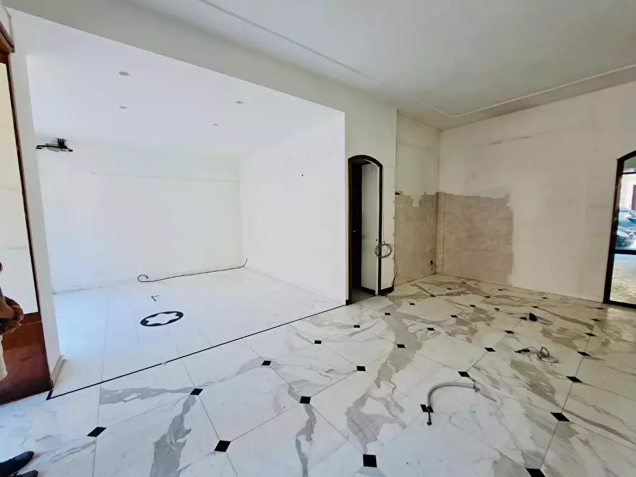 Immagine 22 di Negozio in vendita  a Viareggio