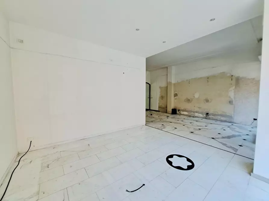 Immagine 8 di Negozio in vendita  a Viareggio