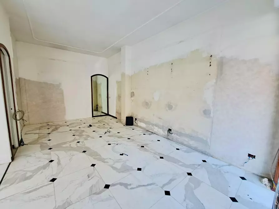 Immagine 11 di Negozio in vendita  a Viareggio