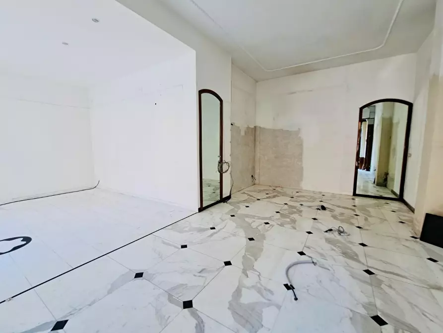 Immagine 10 di Negozio in vendita  a Viareggio