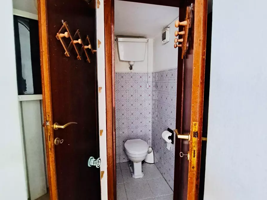 Immagine 14 di Negozio in vendita  a Viareggio