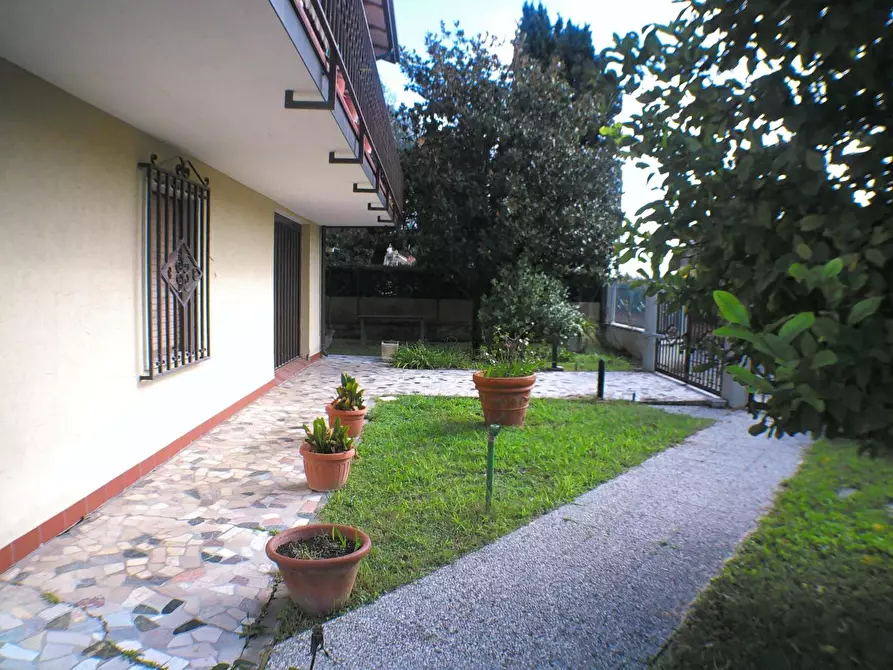 Immagine 2 di Casa indipendente in vendita  a Carrara