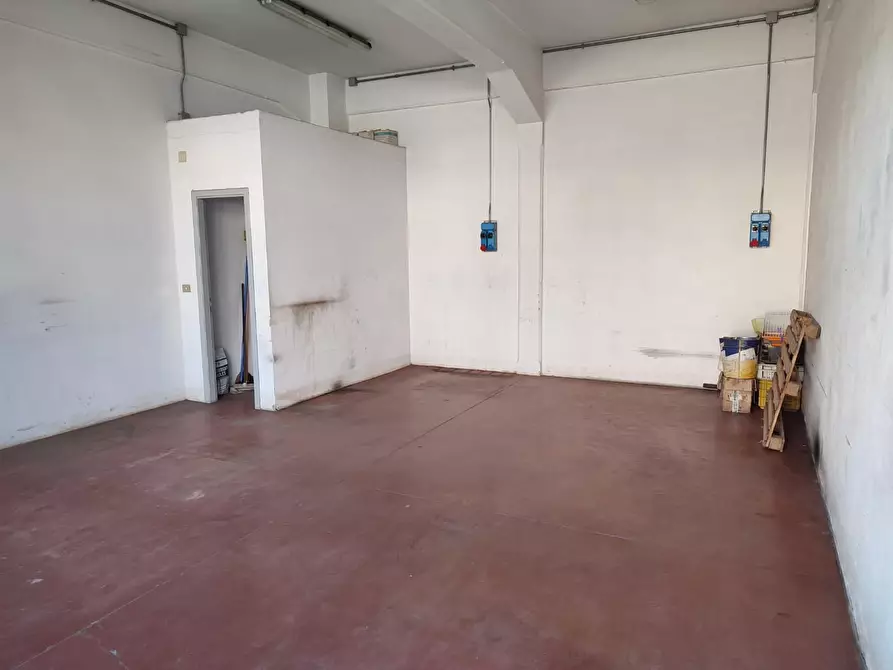 Immagine 5 di Attività artigianale in vendita  a Massarosa