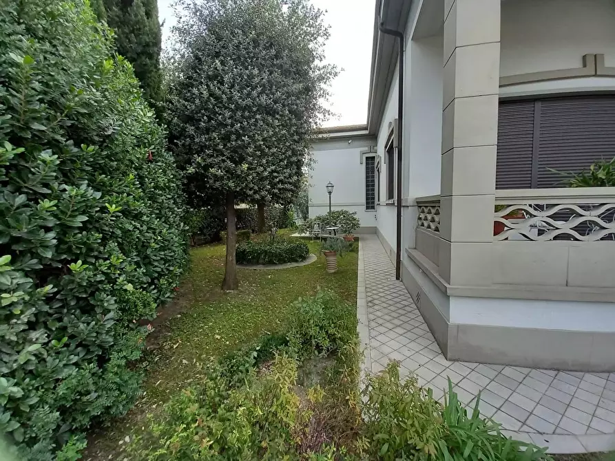 Immagine 2 di Villa in vendita  a Cascina