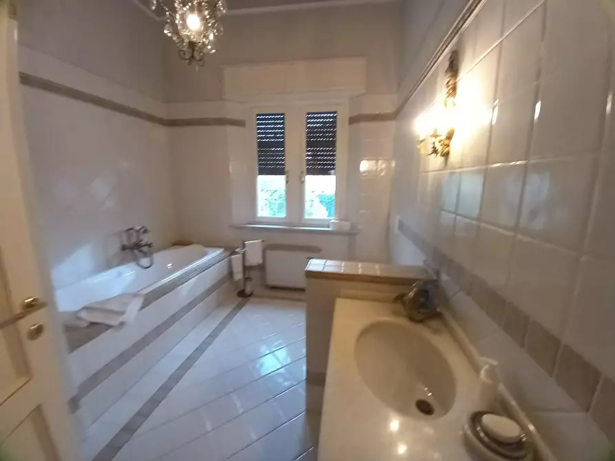 Immagine 43 di Villa in vendita  a Cascina