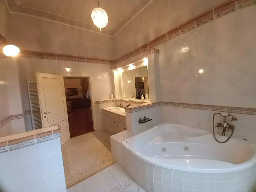 Immagine 7 di Villa in vendita  a Cascina