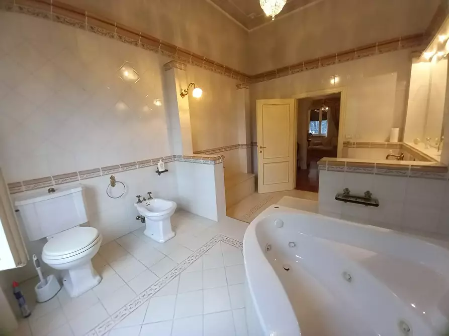 Immagine 48 di Villa in vendita  a Cascina