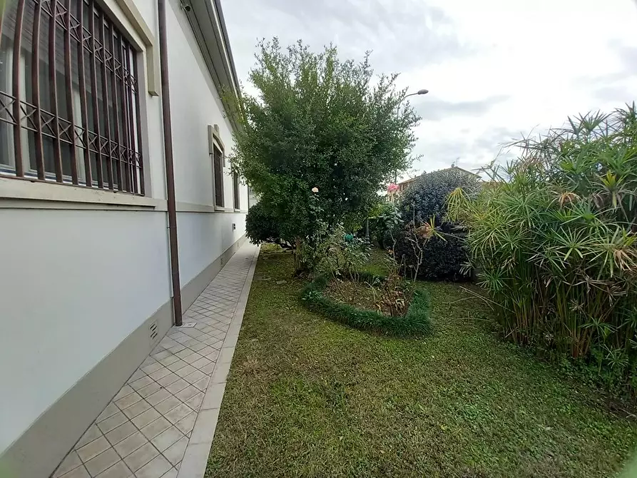 Immagine 12 di Villa in vendita  a Cascina