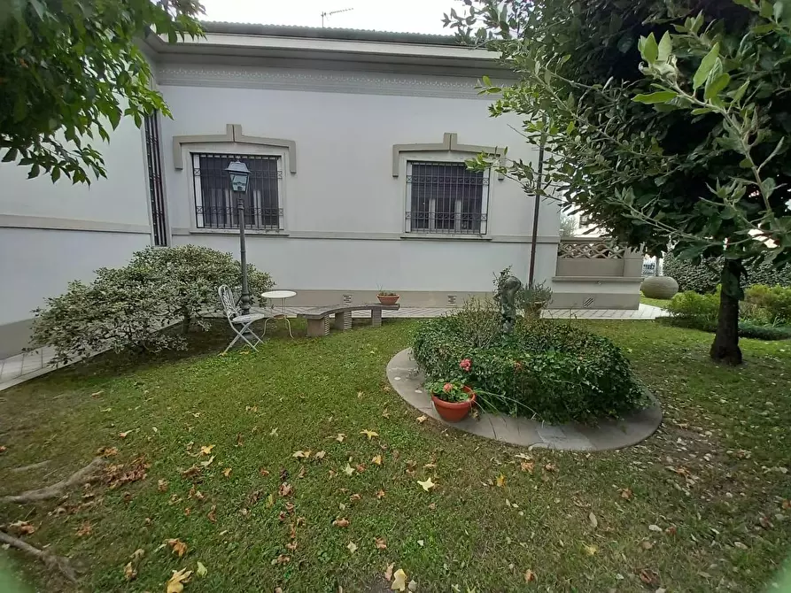 Immagine 50 di Villa in vendita  a Cascina