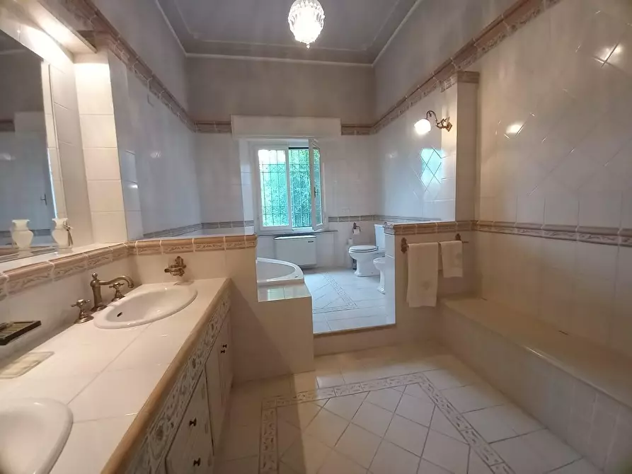 Immagine 55 di Villa in vendita  a Cascina