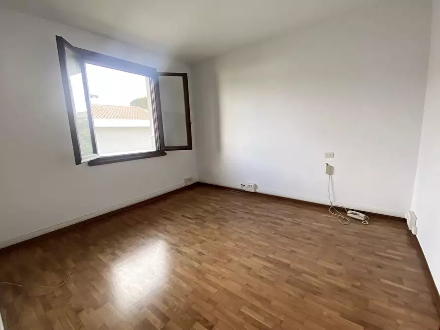 Immagine 4 di Villa in vendita  a Pisa