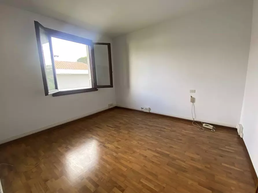 Immagine 9 di Villa in vendita  a Pisa