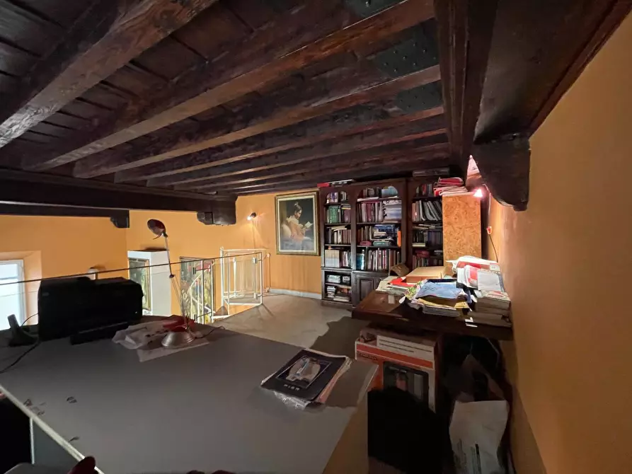 Immagine 16 di Appartamento in vendita  a Lucca