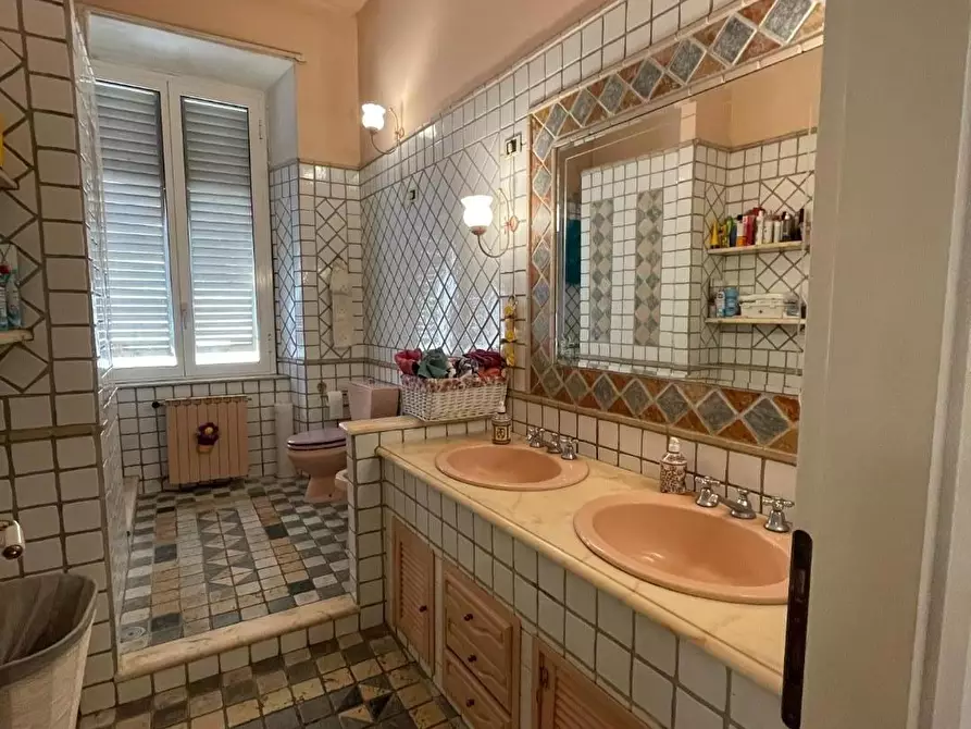 Immagine 30 di Appartamento in vendita  a Lucca