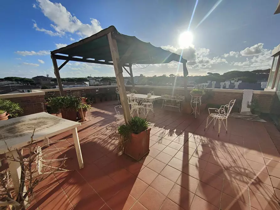 Immagine 2 di Mansarda in vendita  a Viareggio