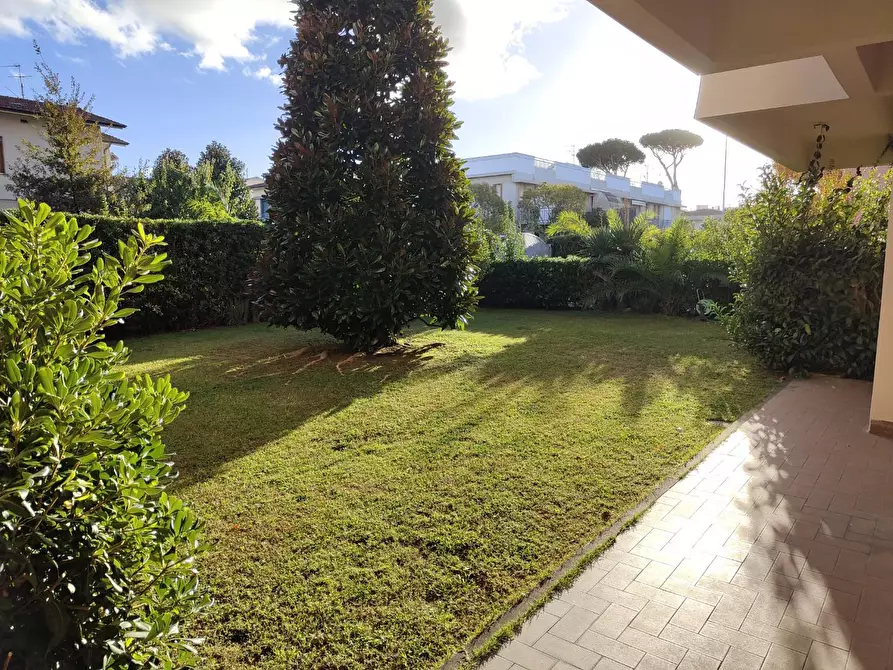 Immagine 33 di Mansarda in vendita  a Viareggio