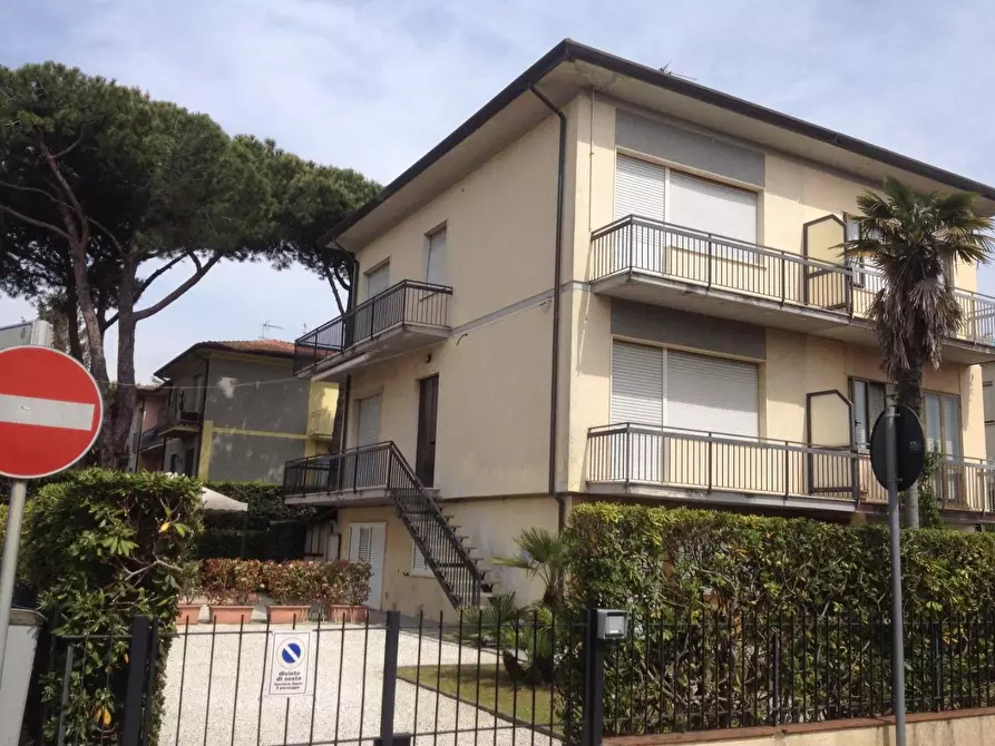 Immagine 1 di Villa in vendita  a Camaiore