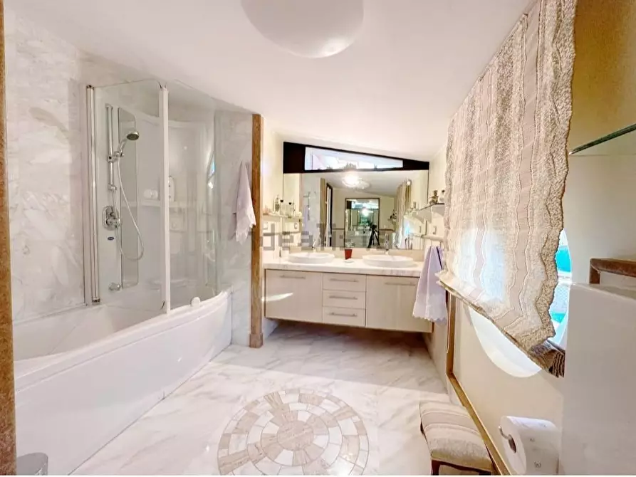 Immagine 29 di Villetta a schiera in vendita  a Carrara