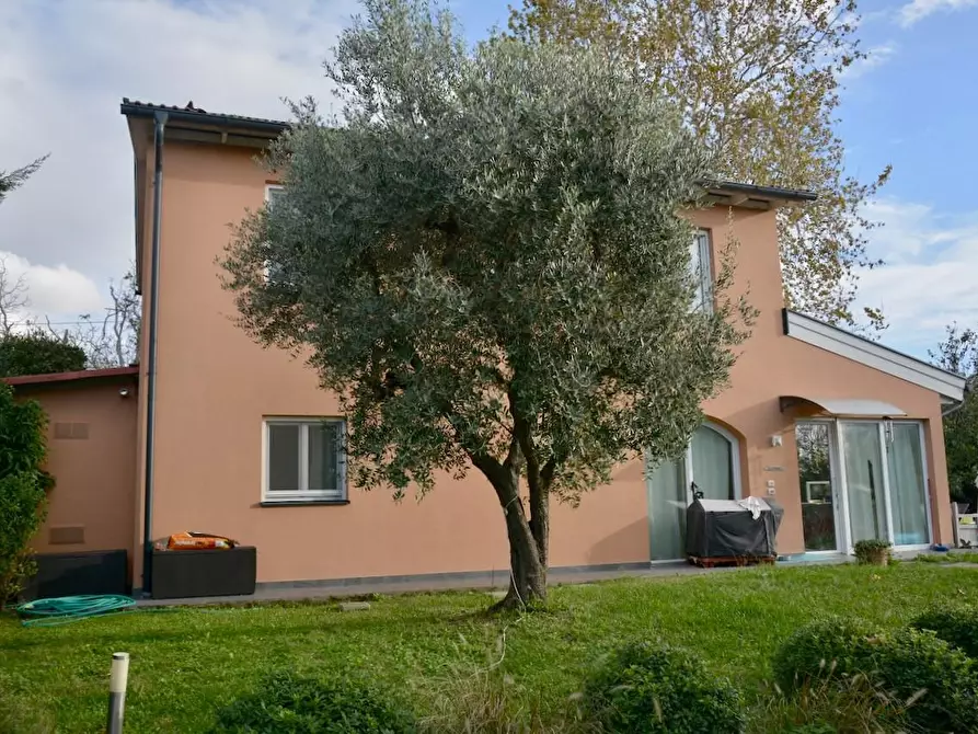 Immagine 1 di Villa in vendita  a San Giuliano Terme