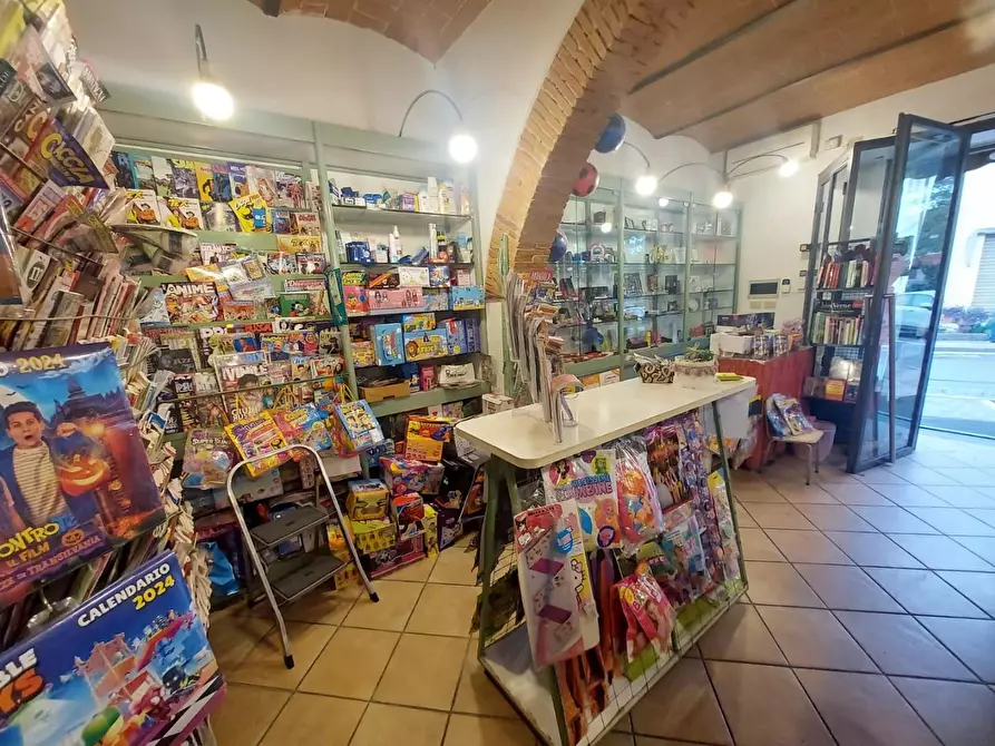 Immagine 8 di Attività commerciale in vendita  a Pontedera