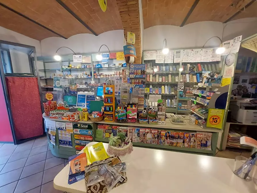 Immagine 2 di Attività commerciale in vendita  a Pontedera