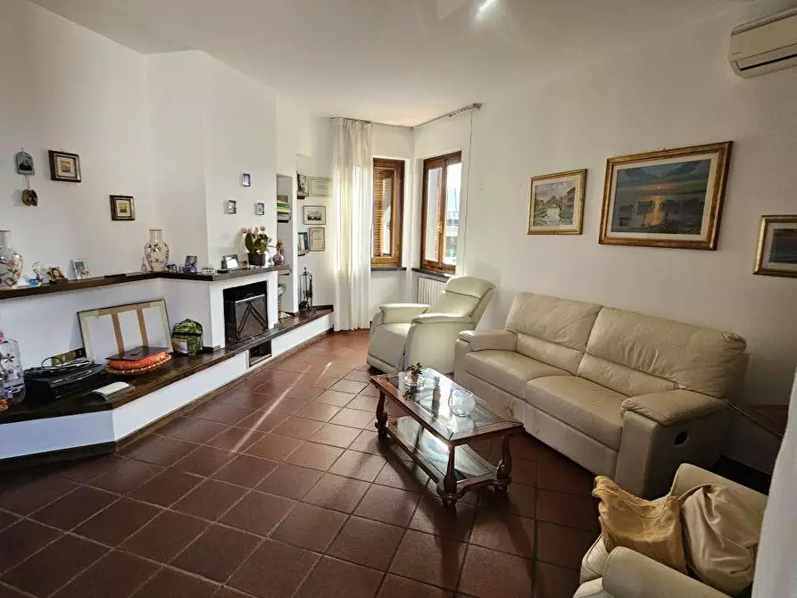 Immagine 2 di Appartamento in vendita  a Massa