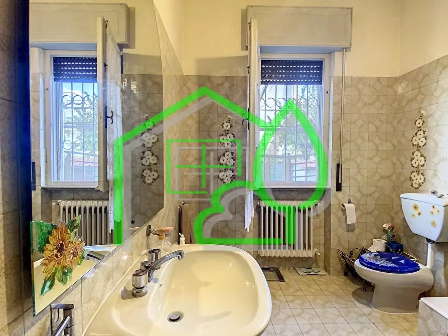 Immagine 10 di Villa in vendita  a Viareggio