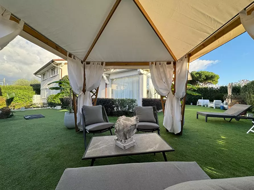 Immagine 3 di Villa in vendita  a Forte Dei Marmi