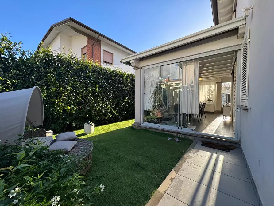 Immagine 2 di Villa in vendita  a Forte Dei Marmi