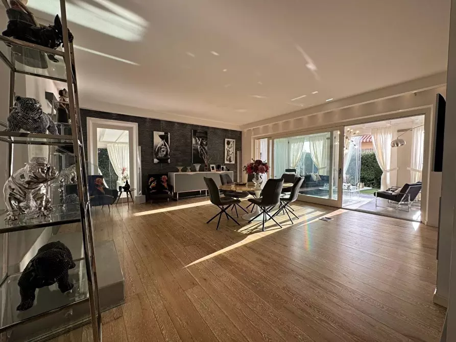 Immagine 5 di Villa in vendita  a Forte Dei Marmi