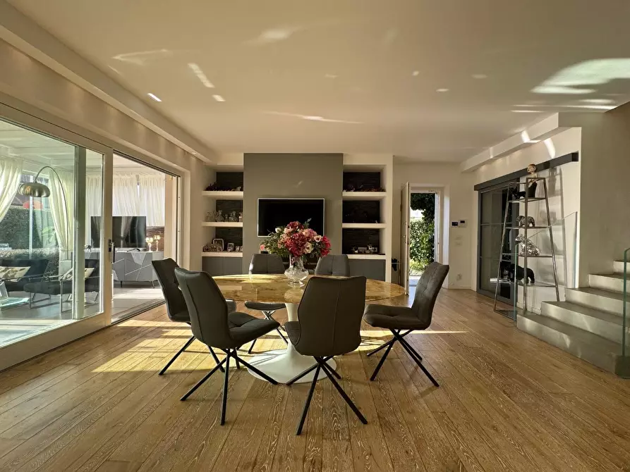 Immagine 7 di Villa in vendita  a Forte Dei Marmi