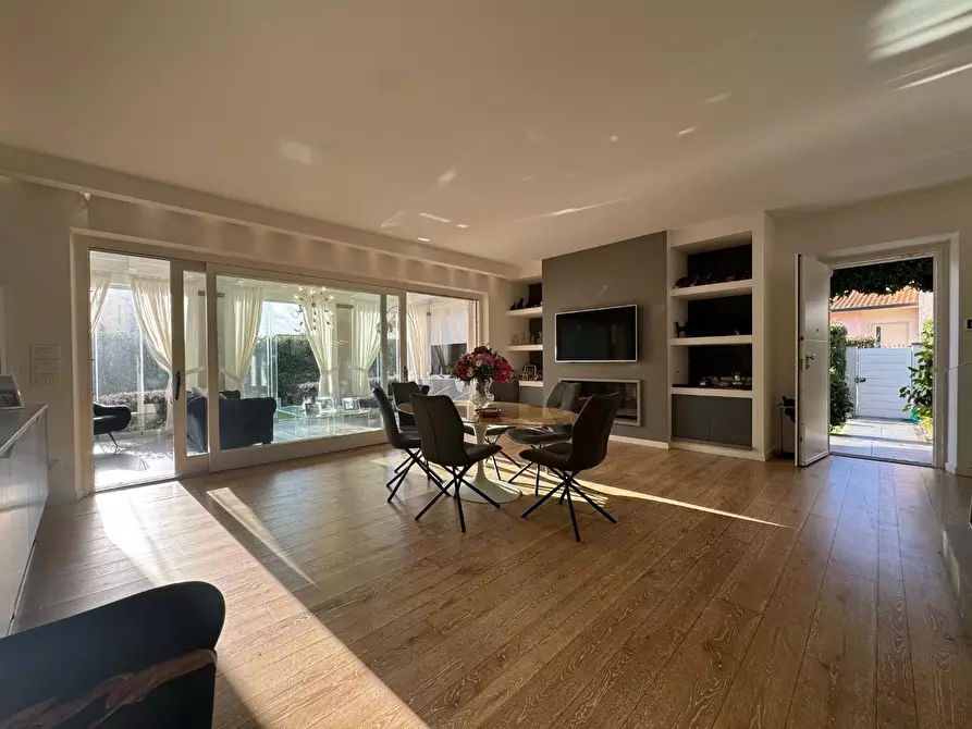 Immagine 10 di Villa in vendita  a Forte Dei Marmi