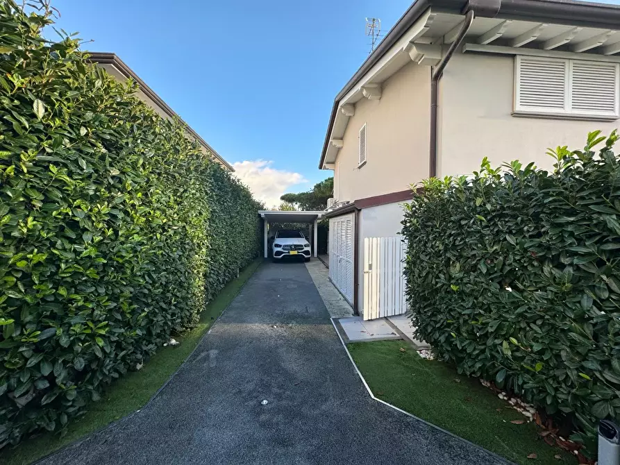 Immagine 42 di Villa in vendita  a Forte Dei Marmi