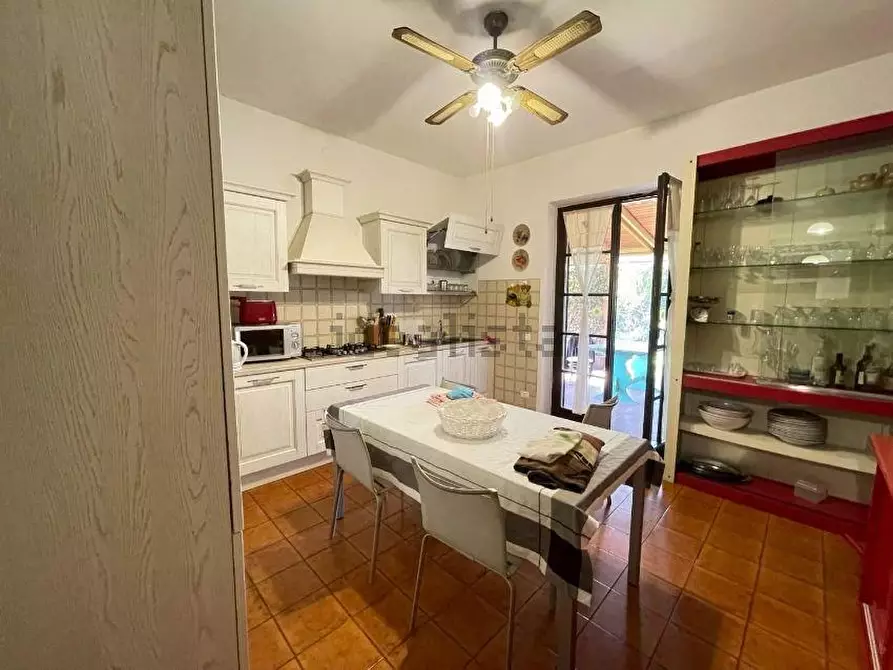 Immagine 10 di Villa in vendita  a Carrara