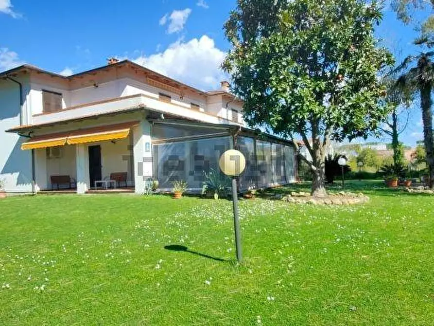 Immagine 3 di Villa in vendita  a Carrara
